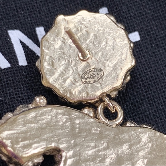 CHANEL Gold Vintage Style CC Logo earrings - Picture 5 of 8